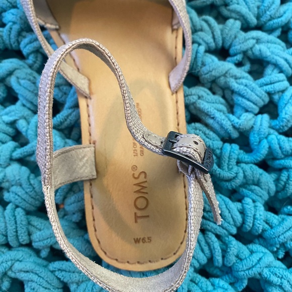Toms beige and cream sandals size 6.5 - Picture 2 of 3